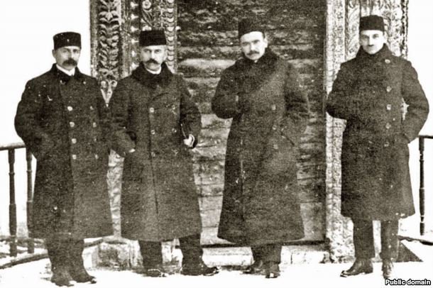 Görsel 2. 1917 de Qurultaynıñ yolbaşçıları Seyitcelil Hattat Hasan Sabri Ayvaz Noman Çelebicihan ve Cafer Seydahmet