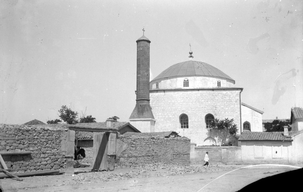 Görsel 5. 1897 de Kefedeki Müfti Camii Rusiye İmperayası caminiñ qubbe ve minaresiniñ töpesinğe haç tikken edi